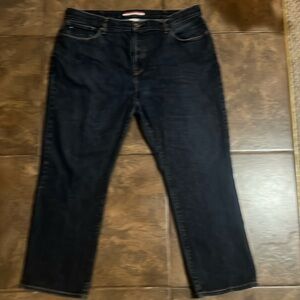 Men Authentic Classic Tommy Fit Jeans. Runs slim at the waste wide at hip area.